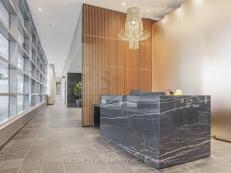 650 King St W #311 — Photo 2