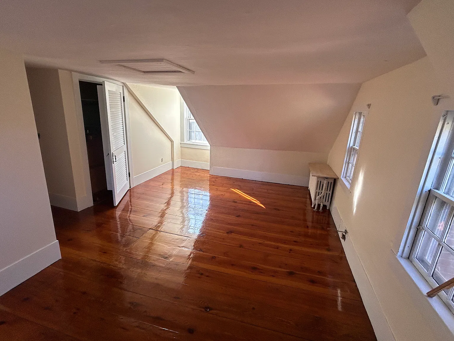 4 bed, 2340 sqft, $3,750 — Photo 2