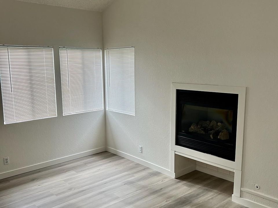 2nd image of 132 Vista Del Mar Ave #C