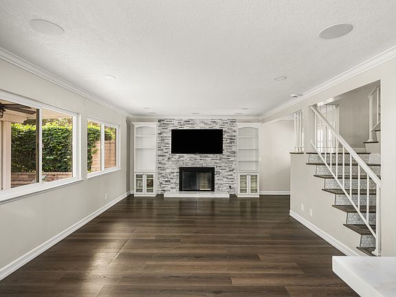 3rd image of 826 Farmer Ln
