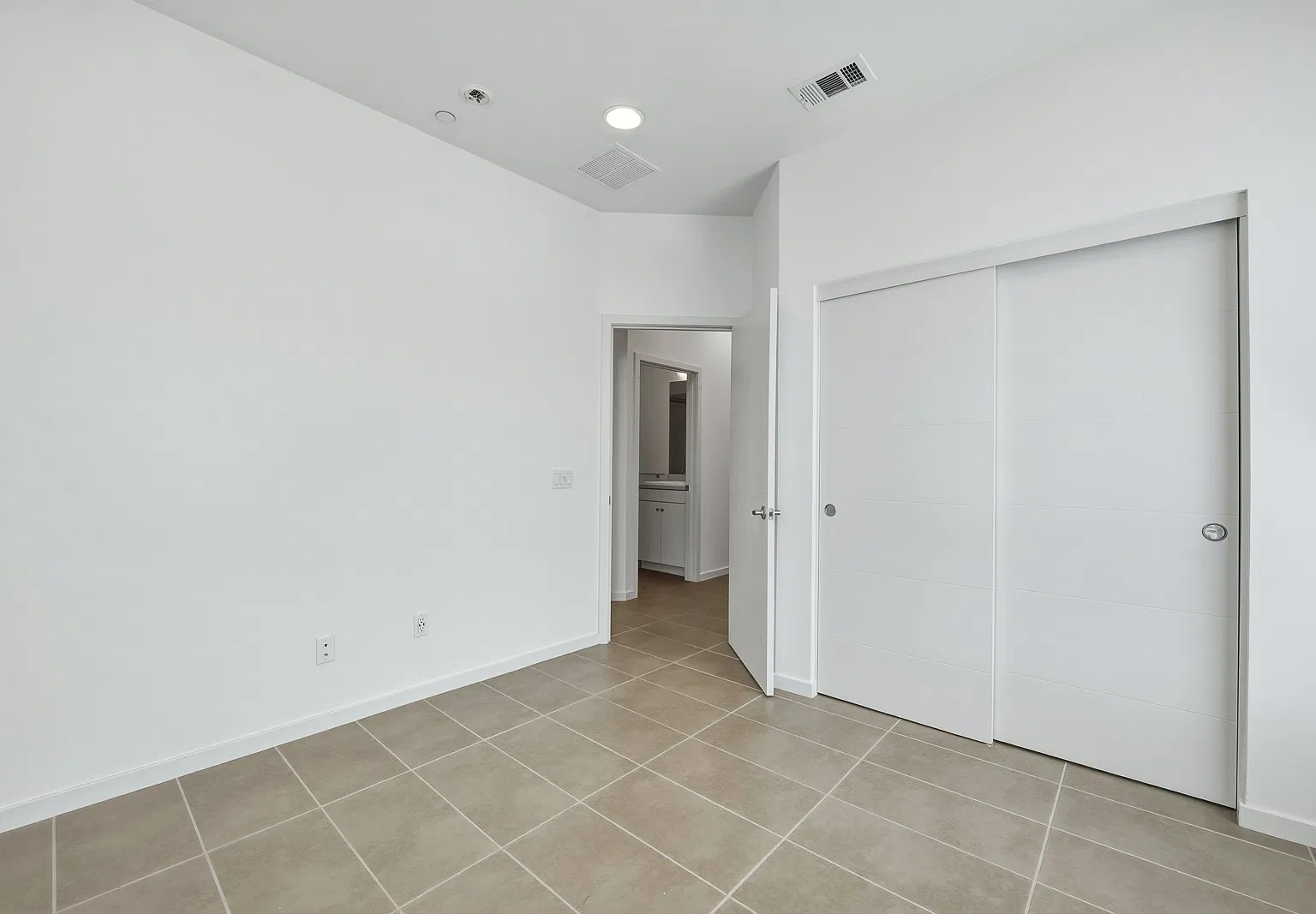 3 bed, 1556 sqft, $4,995 — Photo 2
