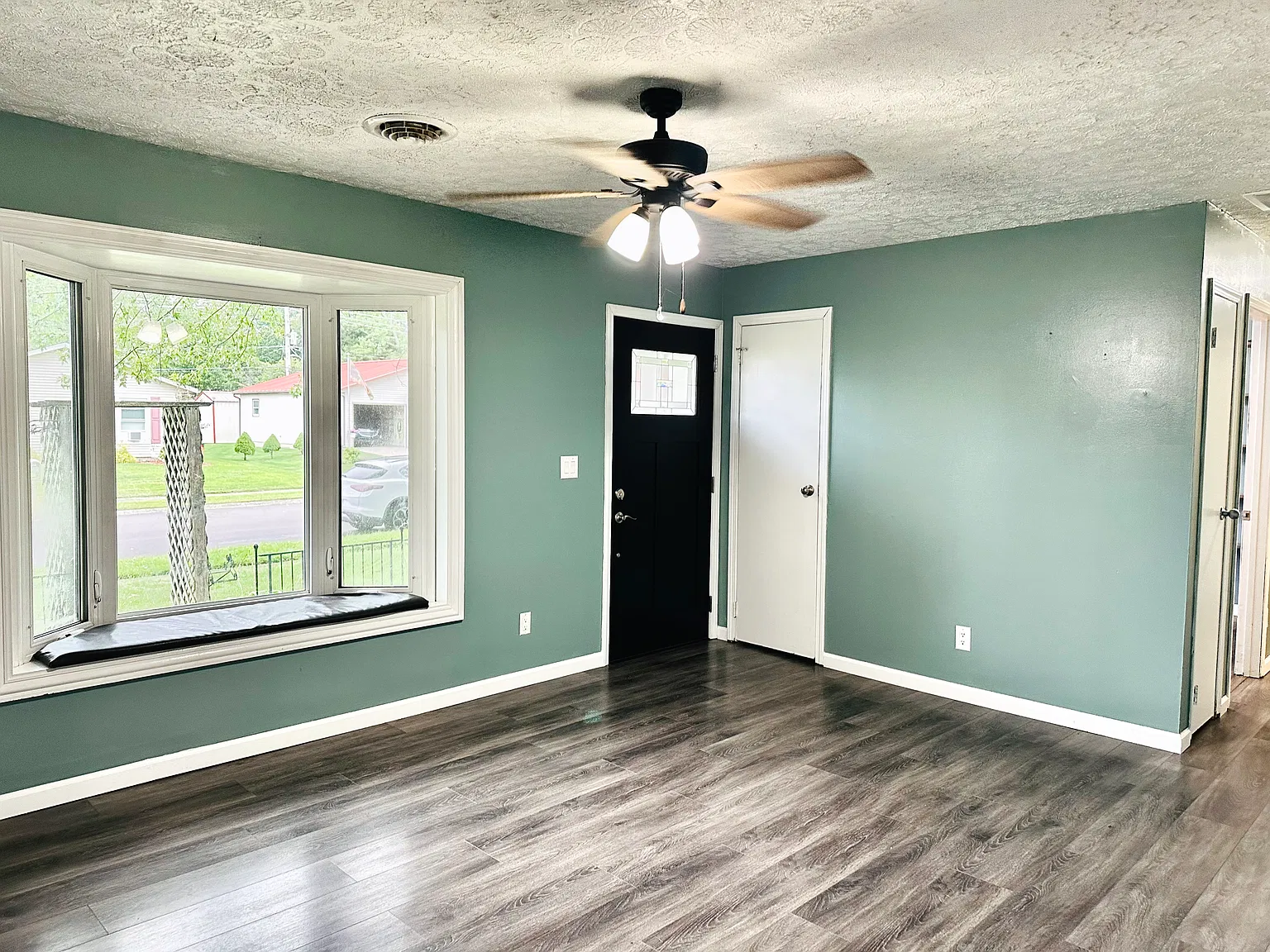 3 bed, 1.5 bath, 1352 sqft, $1,500 — Photo 3