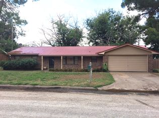 1205 Lawn St, Seymour, TX 76380