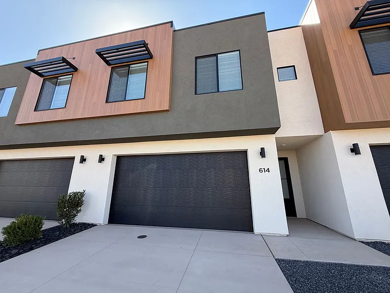 614 E Hemsworth Ln — Photo 2