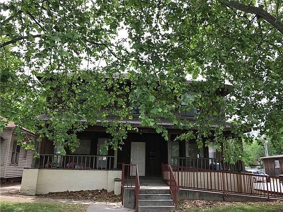 412 N Kickapoo.  One of four properties being sold as one bundle of rental properties, totaling six units.   Handicap access, duplex. Two rental incomes with this one property.  Currently rents for $750 each, for $1500 per month on this unit.  Remodeled a