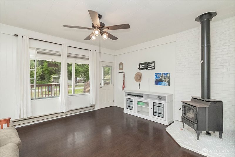5th image of 209 E Cowlitz Street