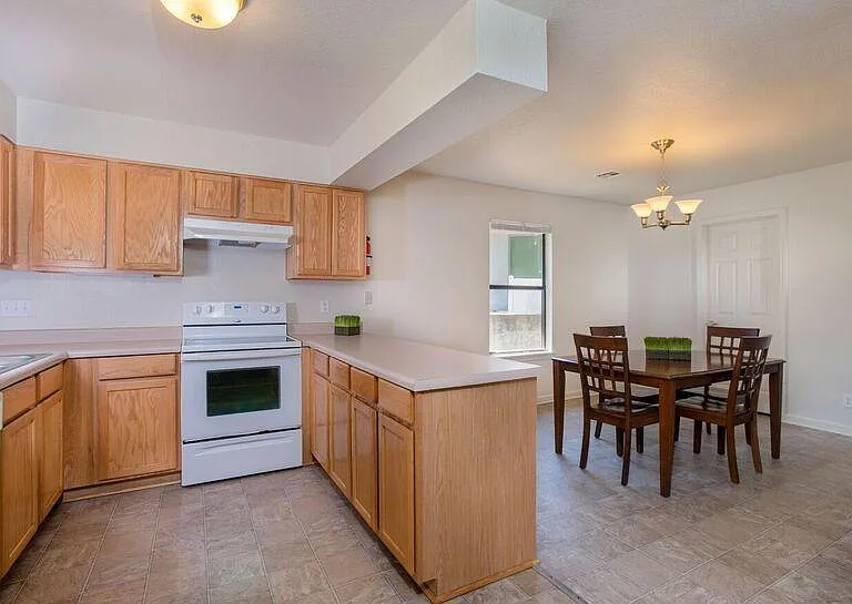 Kitchen / Dining Area