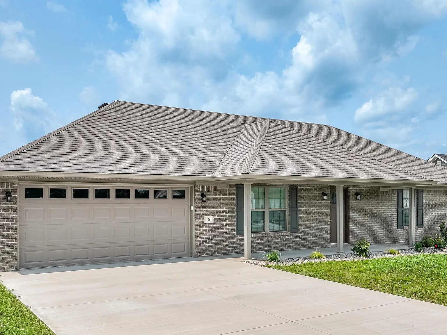 3 bed, 2.0 bath, 1800 sqft, $2,200 — Photo 2