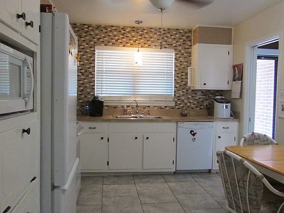 2nd image of 1110 Douglas Dr