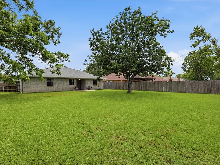 3821 Brighton Dr — Photo 21