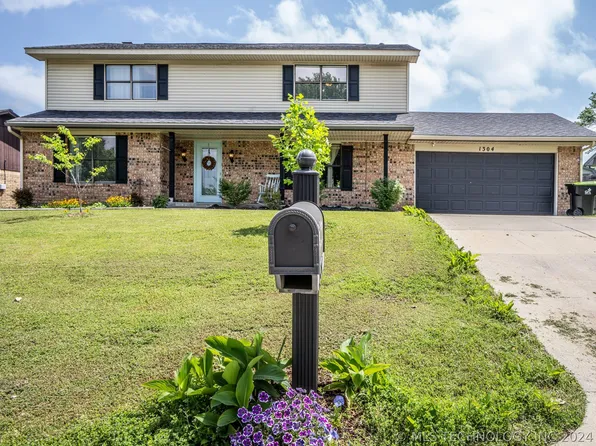 1304 Willow Brook St, Ada, OK 74820