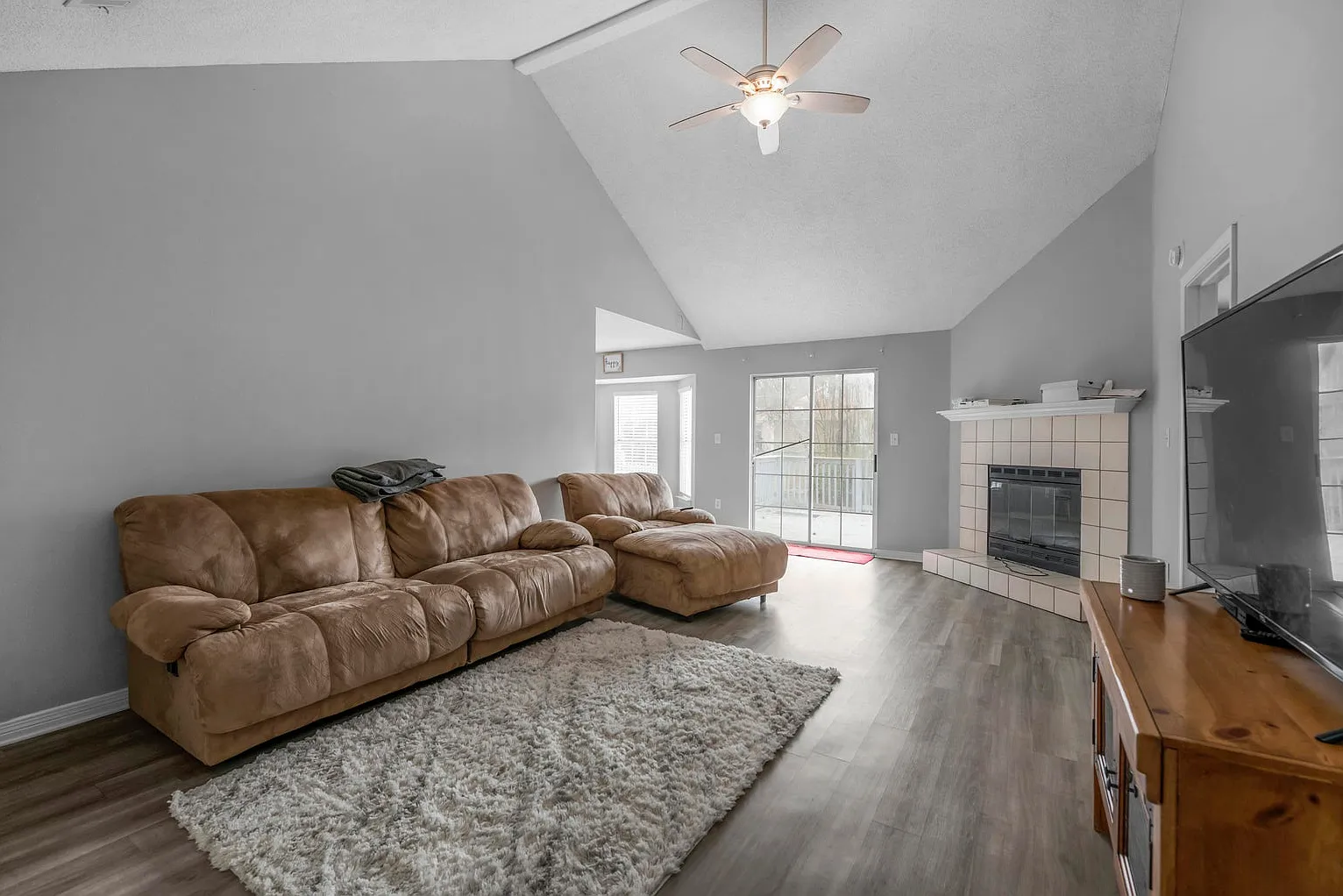 3 bed, 1189 sqft, $2,200 — Photo 2