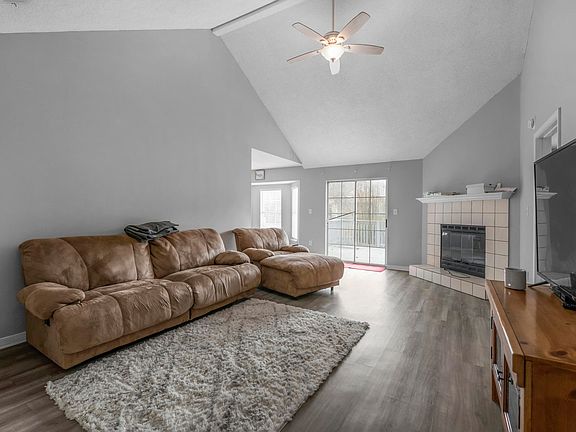 2nd image of 1718 Colonial Ct