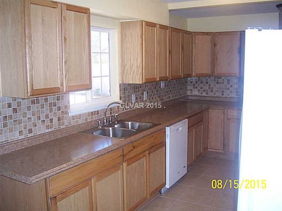 5th image of 1112 Leonard Ave