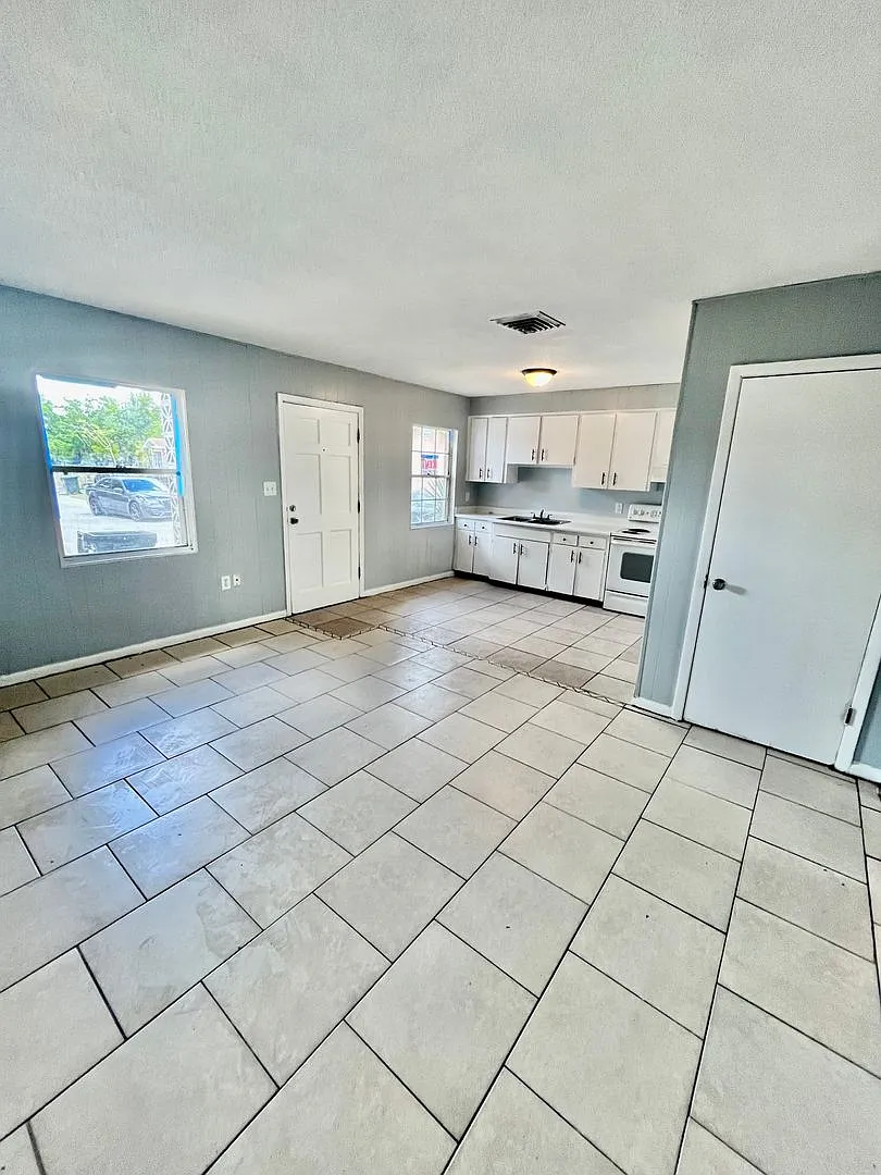 1885 Crystal Lake Dr N — Photo 2