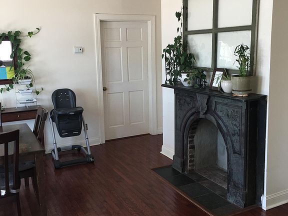 2 ornate fireplaces (non-working, deco only)