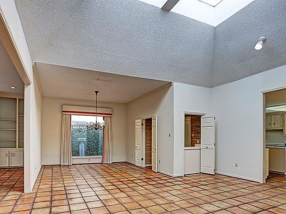 5th image of 342 Fox Briar Ln