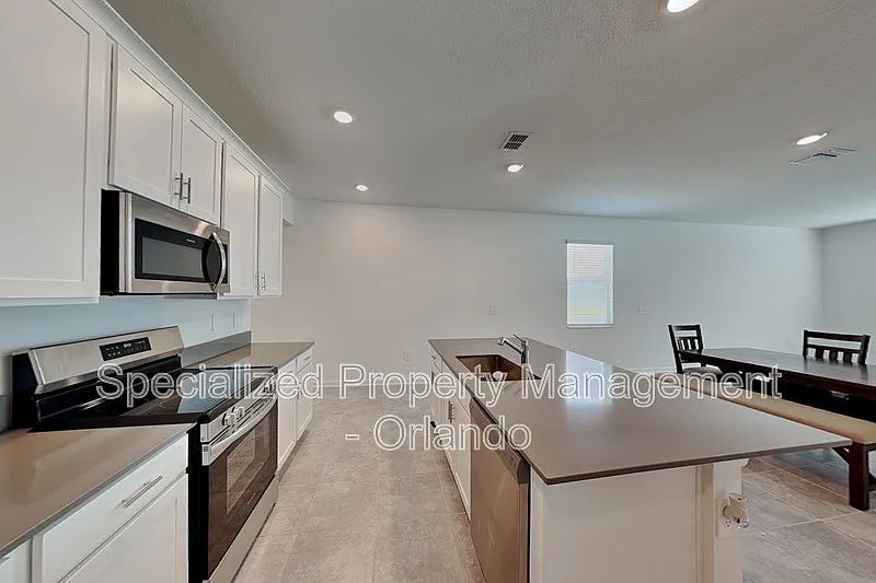 3 bed, 2.5 bath, 1800 sqft, $2,250 — Photo 3