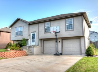 8404 NE 115th St, Kansas City, MO 64157