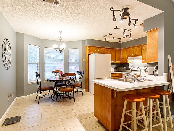 5th image of 2811 Clayton Dr