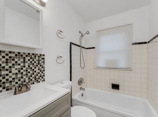 18524 Kenosha St, Harper Woods, MI 48225