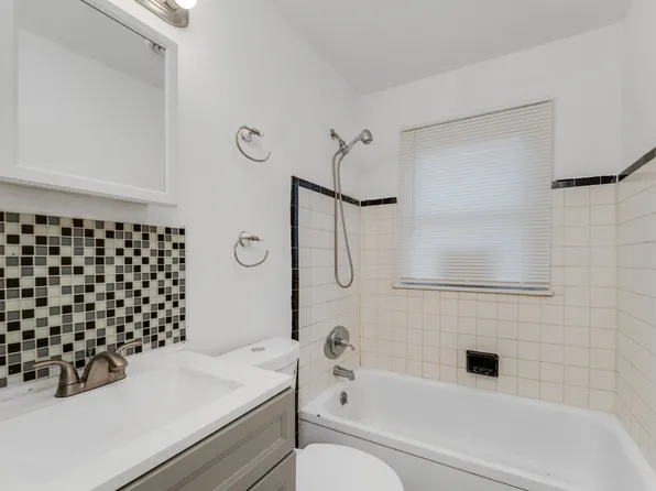 18524 Kenosha St, Harper Woods, MI 48225