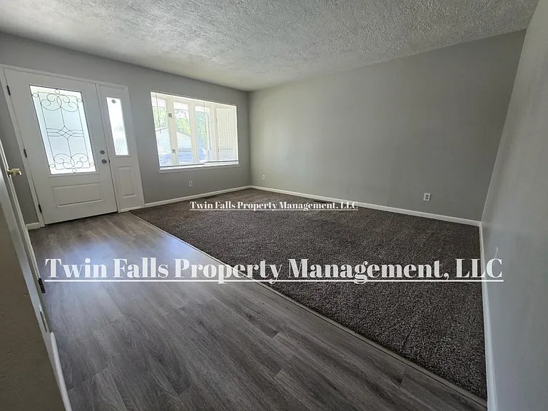 256 Crestview Dr — Photo 4