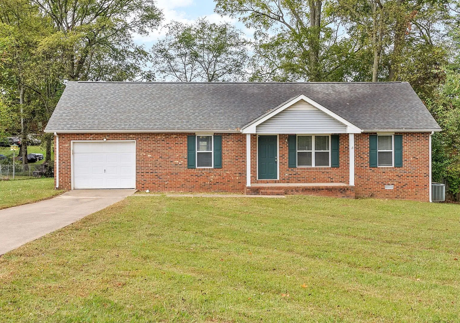 3 Bedroom 2 Bath Pet Friendly Home For Rent Near Heritage Park & Greenway! — Photo 1