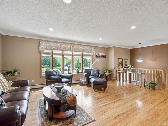 5th image of 26 Millard Cir