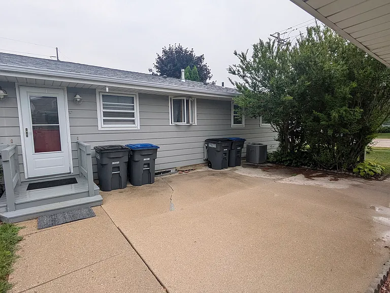 2519 N Taylor Dr — Photo 3