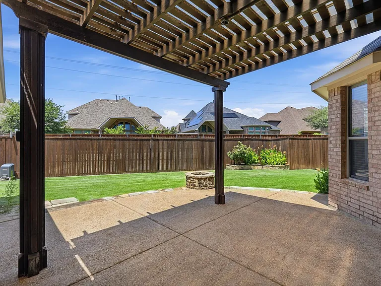 8401 Shakespeare Ln — Photo 2