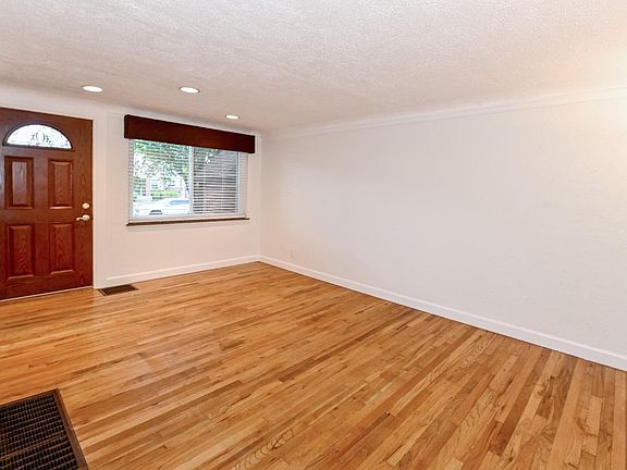 4th image of 3811 N Broadlawn Cir