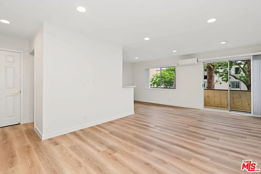 2 bed, 2.0 bath, 922 sqft, $3,700 — Photo 2