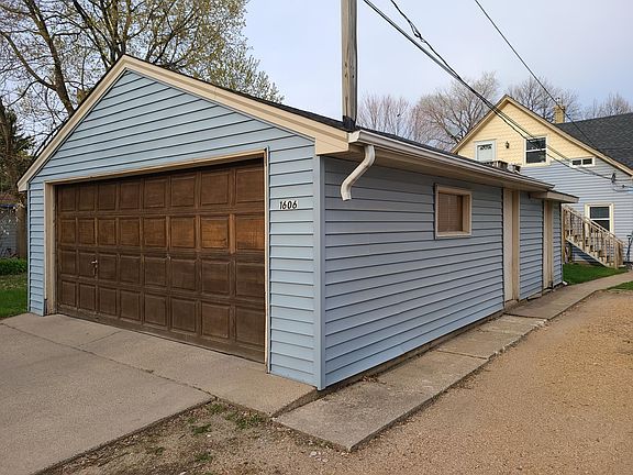 Shared garage with parking for 1 car. A potential option to rent the other stall too.