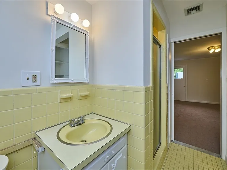 51 Pratt Dr — Photo 10