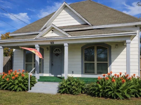 101 N Walnut Dr, Petrolia, TX 76377