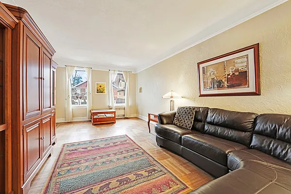 Sold by REMAX Elite | media 35