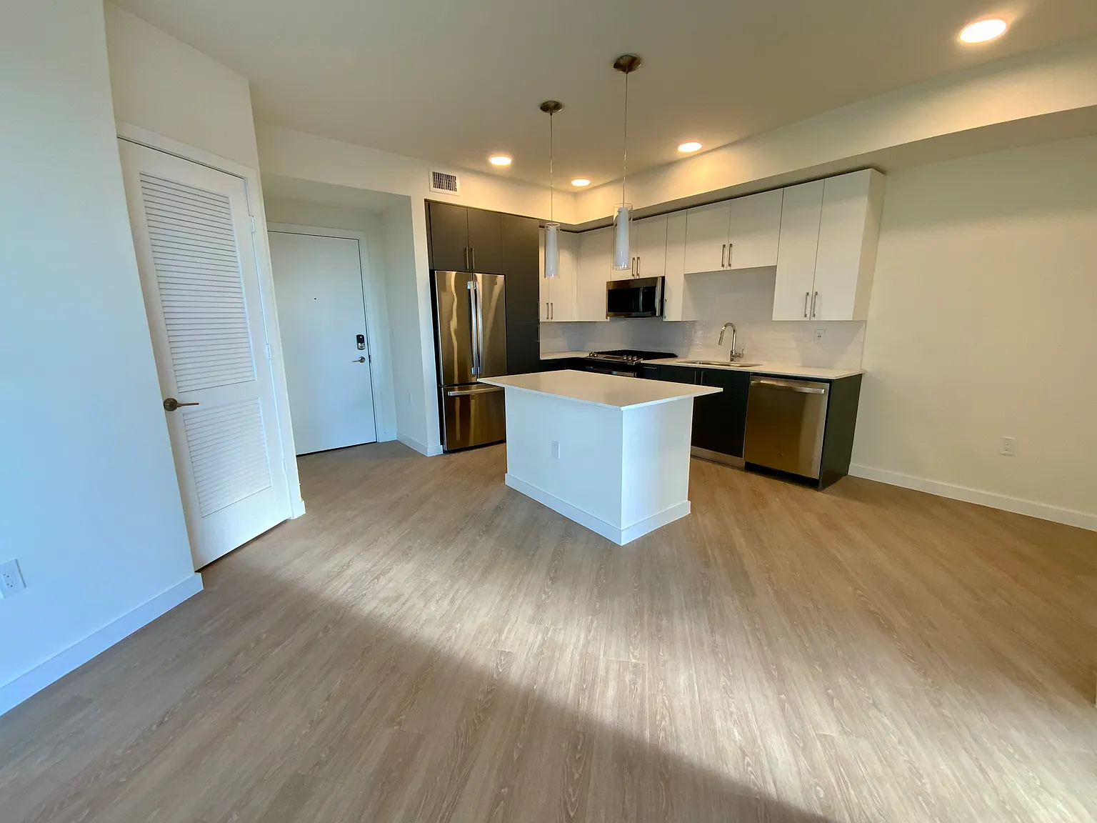 3 bed, 1330 sqft, $2,956 — Photo 2