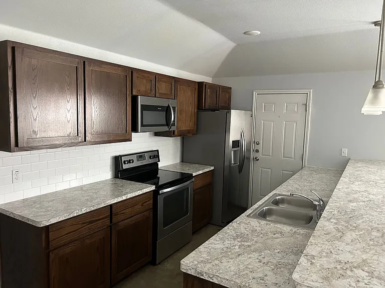 915 Rebecca Ln — Photo 24