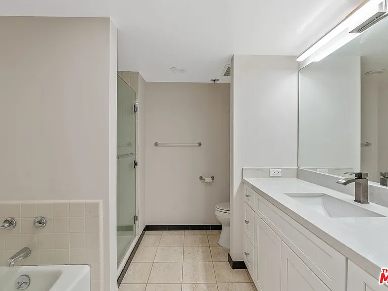 10660 Wilshire Blvd #703 — Photo 17