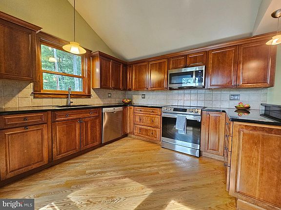 4th image of 913 Furnace Rd