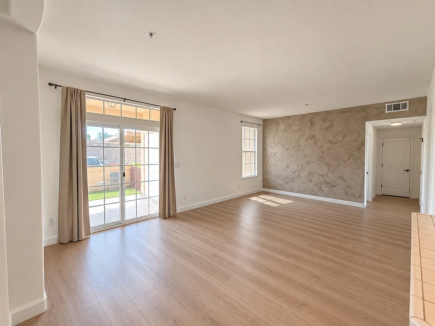 2 bed, 1129 sqft, $2,700 — Photo 4
