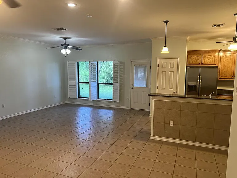 1033 Redwood Ave — Photo 5