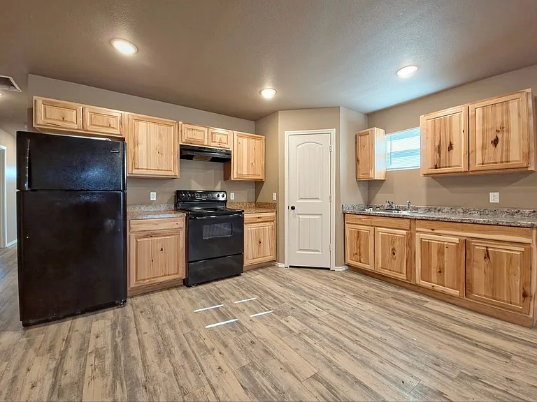 2221 E Main St — Photo 4