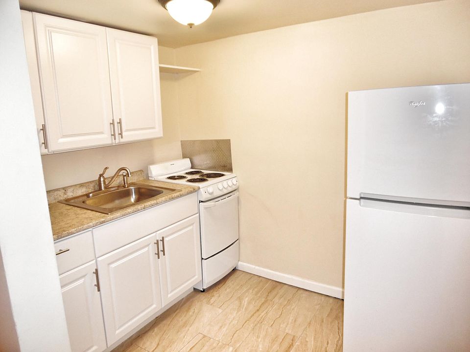 2nd image of 834 N Lincoln Ave APT 9