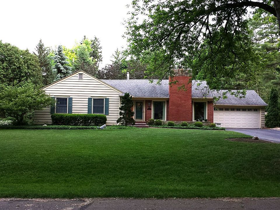 1st image of 821 Gainsborough Dr