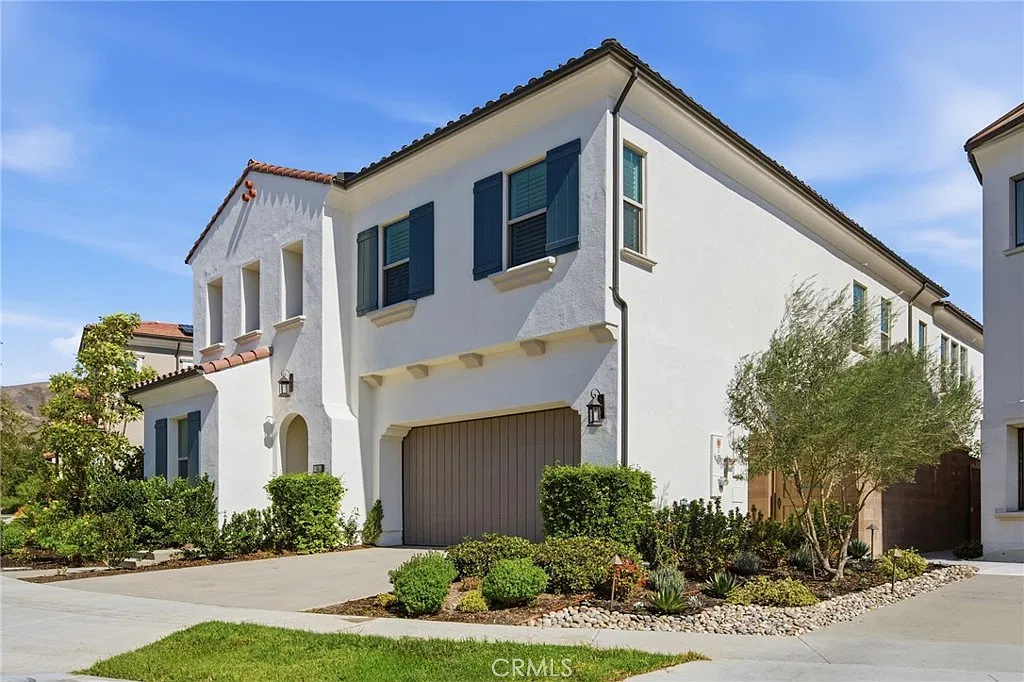 4 bed, 3.5 bath, 3427 sqft, $9,495 — Photo 2