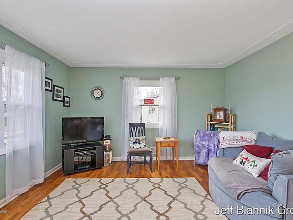 4th image of 703 Cloverdale Ave NW