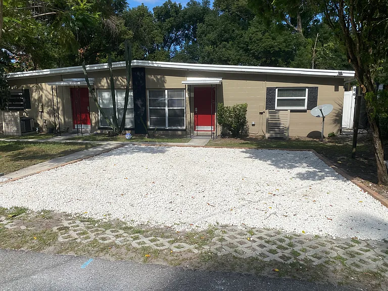 Page Ave — Photo 18