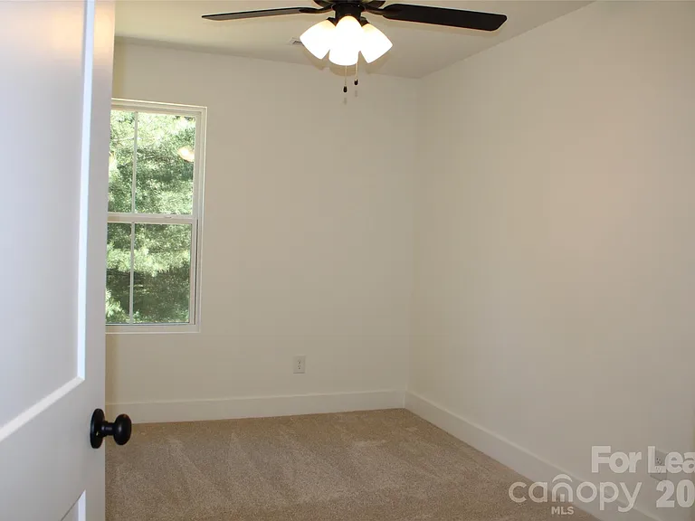 562 W Park Ave #A — Photo 16